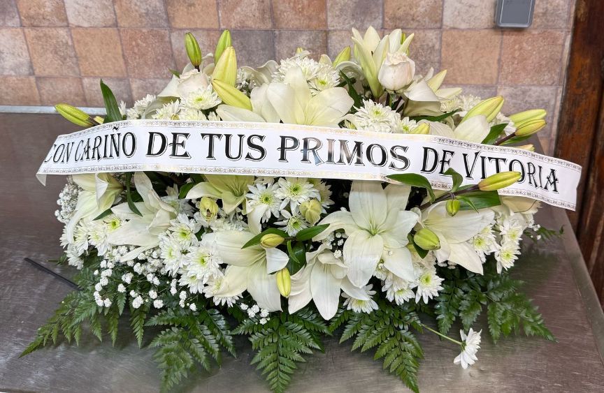 Almohadón de flores blanco - Imagen 2